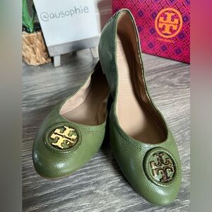 Tory Burch Allie Tumbled Leather Ballet Flats in Daphne Green & Gold. 8.5 NIB!